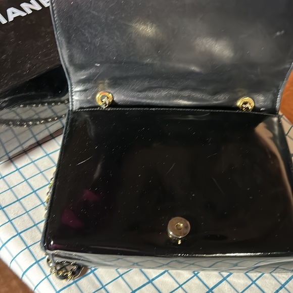 Vintage Chanel Black Quilted Patent leather Round top CC Flap Bag 1215c45 - Picture 8 of 16